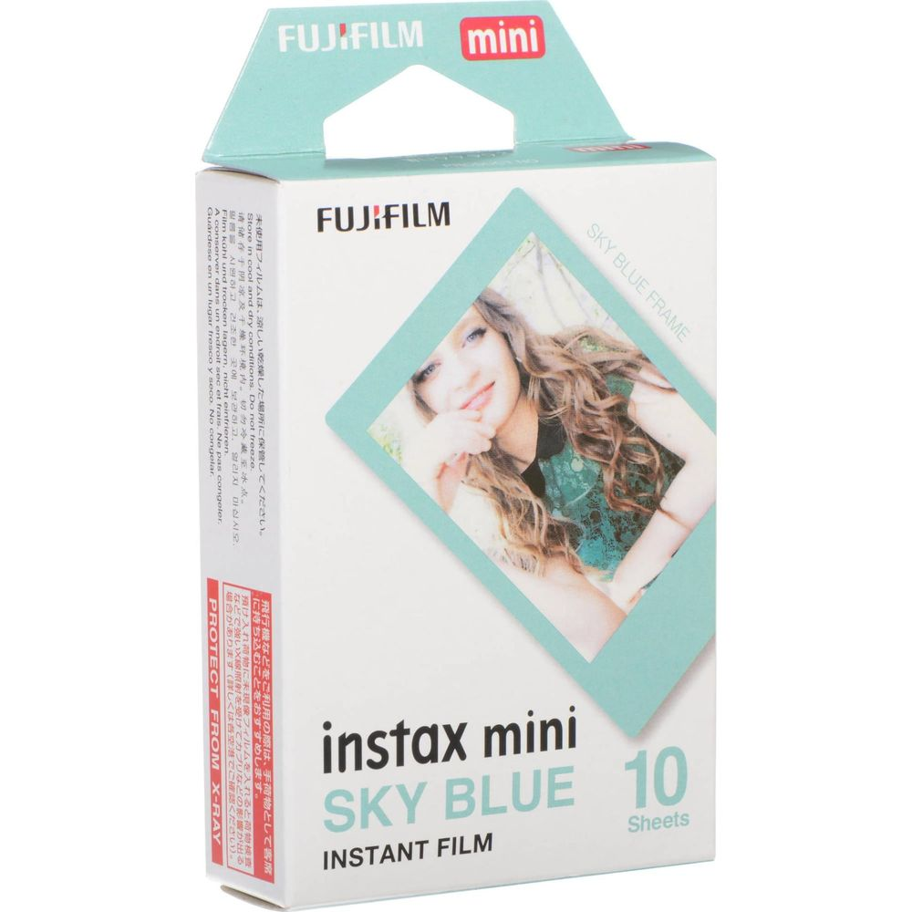 Pudełko filmu Fujifilm Instax Mini Sky Blue z obrazem młodej kobiety.