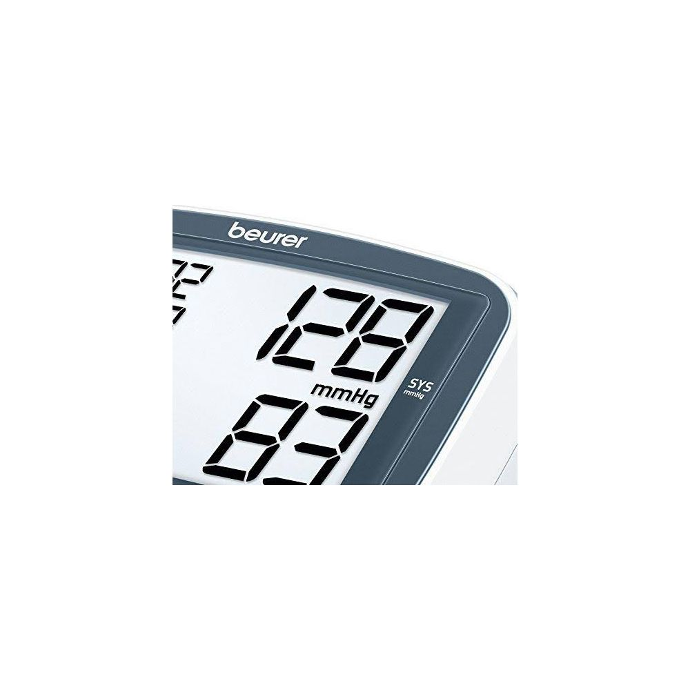 Beurer-Blutdruckmessgerät zeigt 128/83 mmHg an.