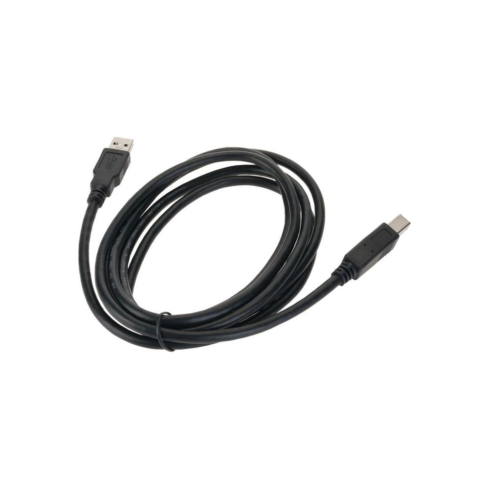 Un cavo USB-A a USB-C nero arrotolato su sfondo bianco.