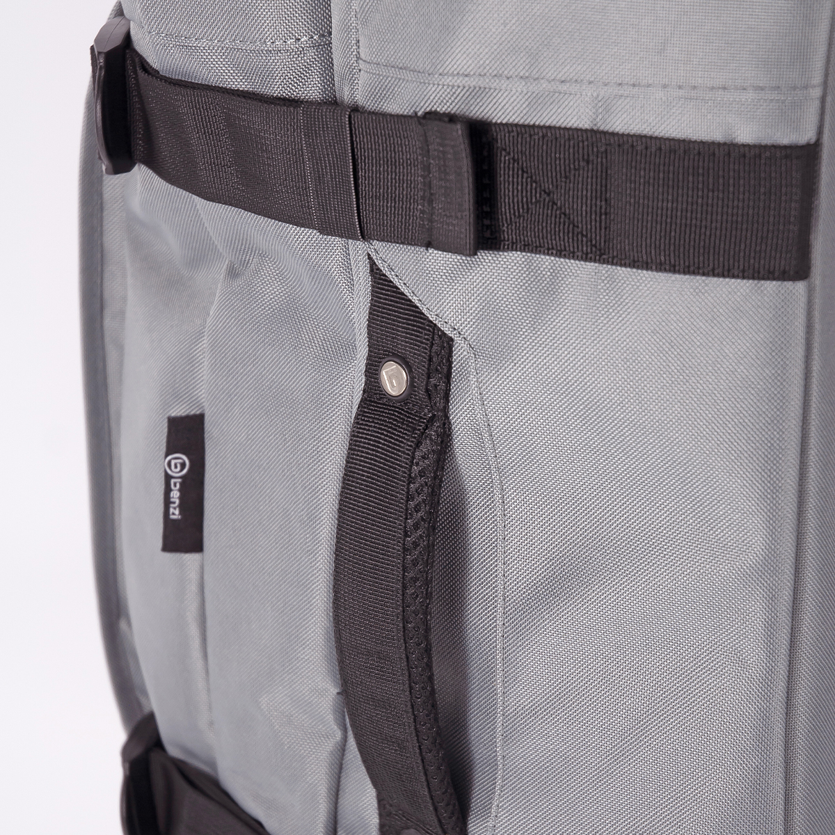 Mochila gris con correas negras y logo "Benzi".