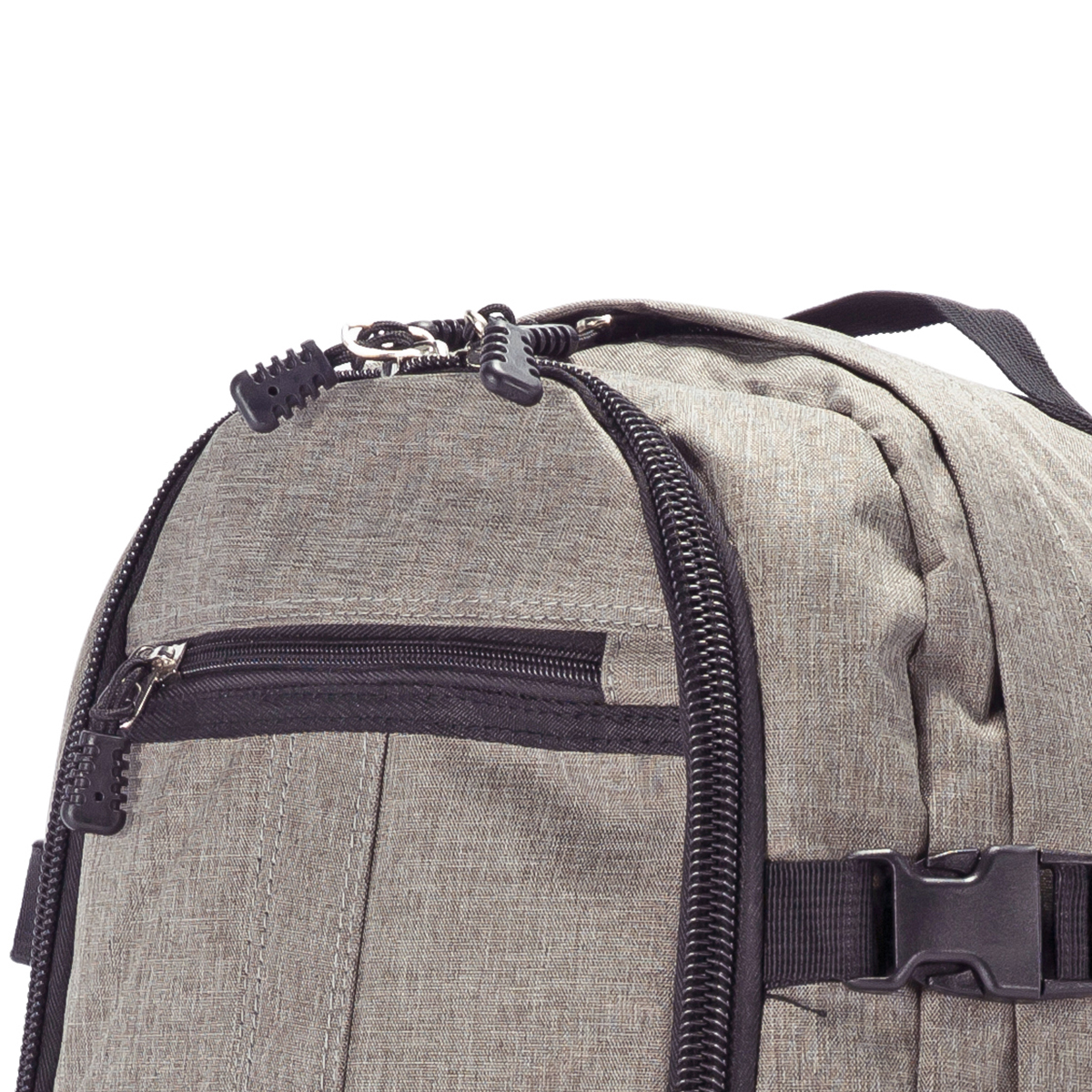 Primer plano de una mochila gris con cremalleras y hebillas negras. Tejido texturizado.