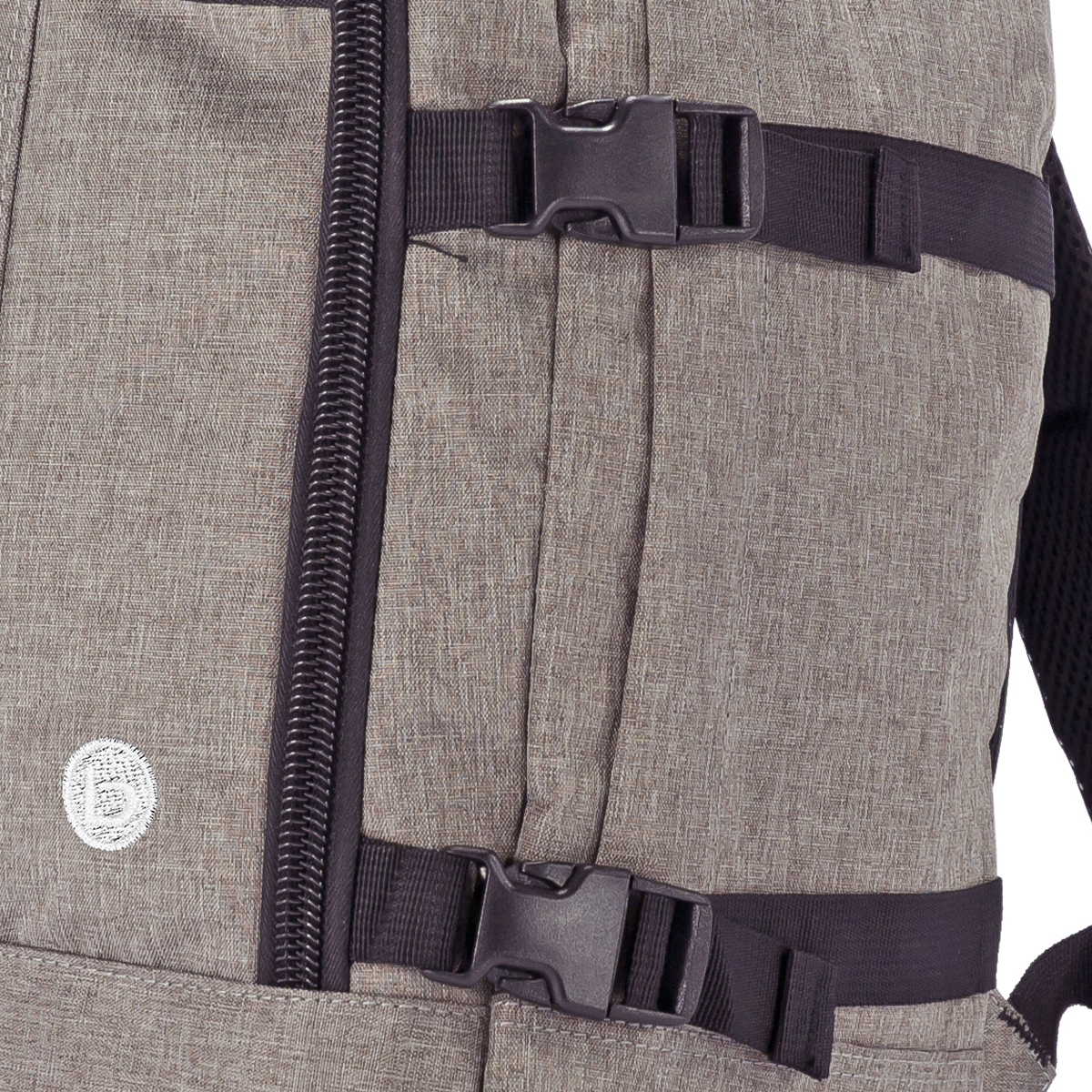 Mochila gris con cremallera y hebillas negras.