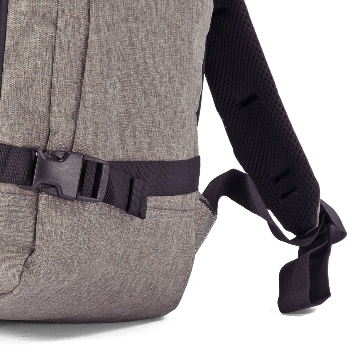 Primer plano de una mochila con tela marrón, correa negra y hebilla.