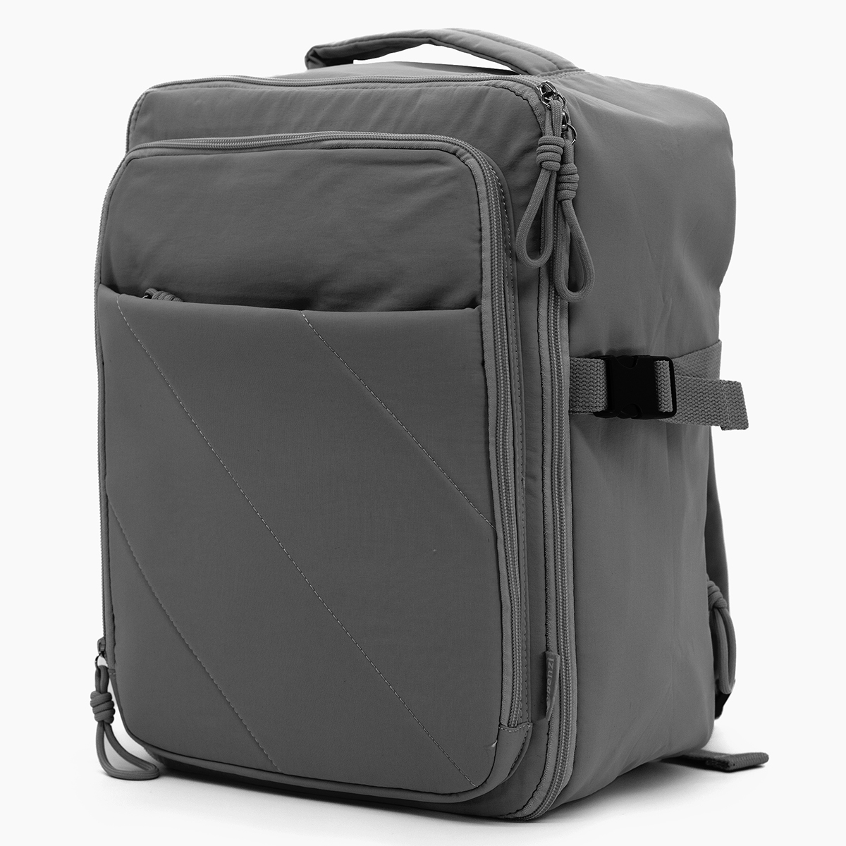 Mochila gris con cremalleras y hebilla, panel frontal acolchado.