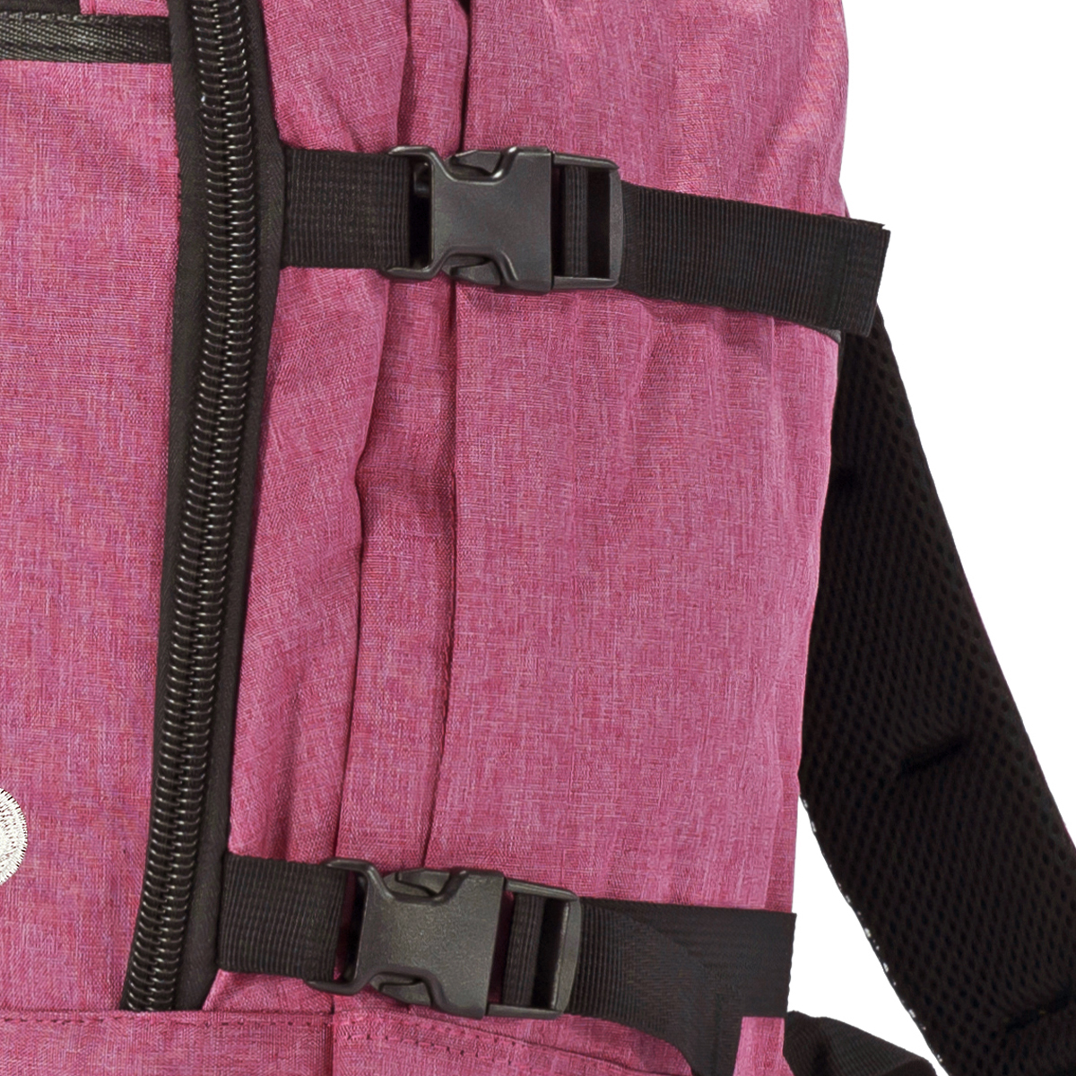 Primer plano de una mochila rosa con hebillas y cremallera negras.