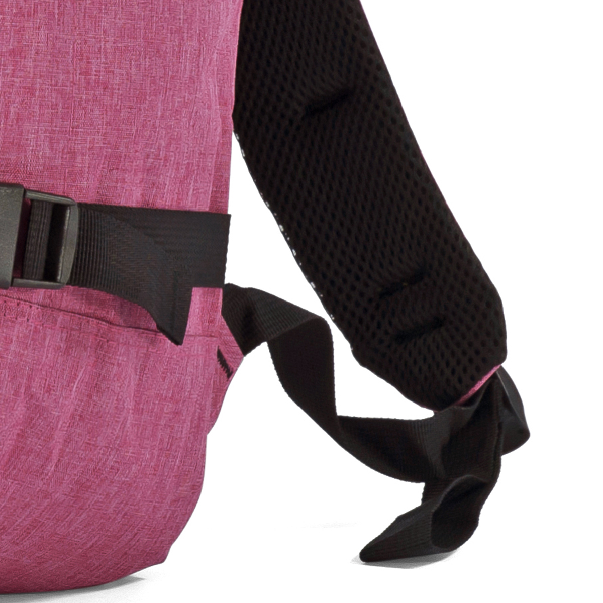 Primer plano de una mochila rosa con correa negra y acolchado de malla.