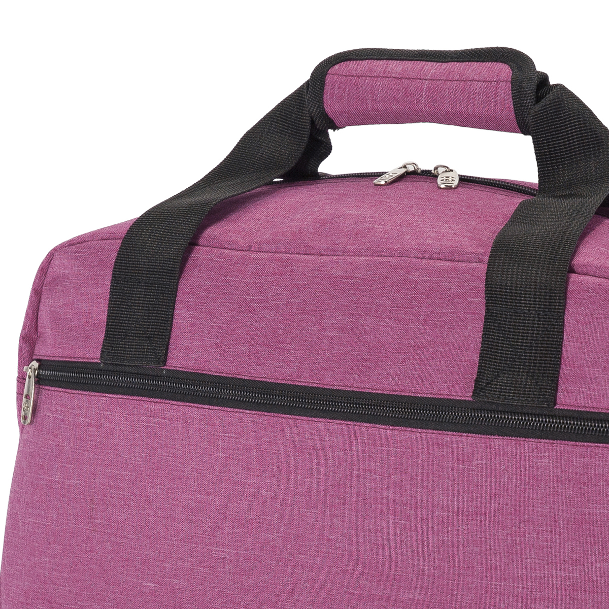 Primer plano de una bolsa de lona rosa con asas y cremalleras negras.