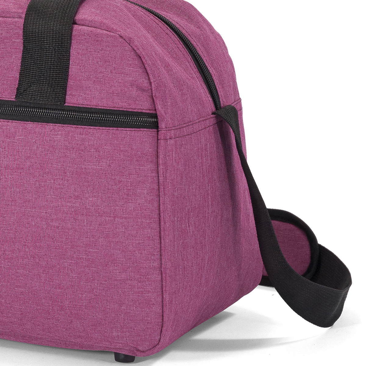 Una bolsa de viaje rosa con cremallera y correa negras. Vista de cerca.