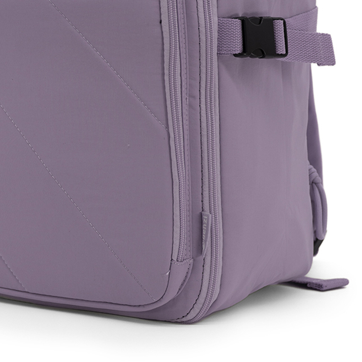 Primer plano de una mochila lavanda que muestra cremalleras y una hebilla.