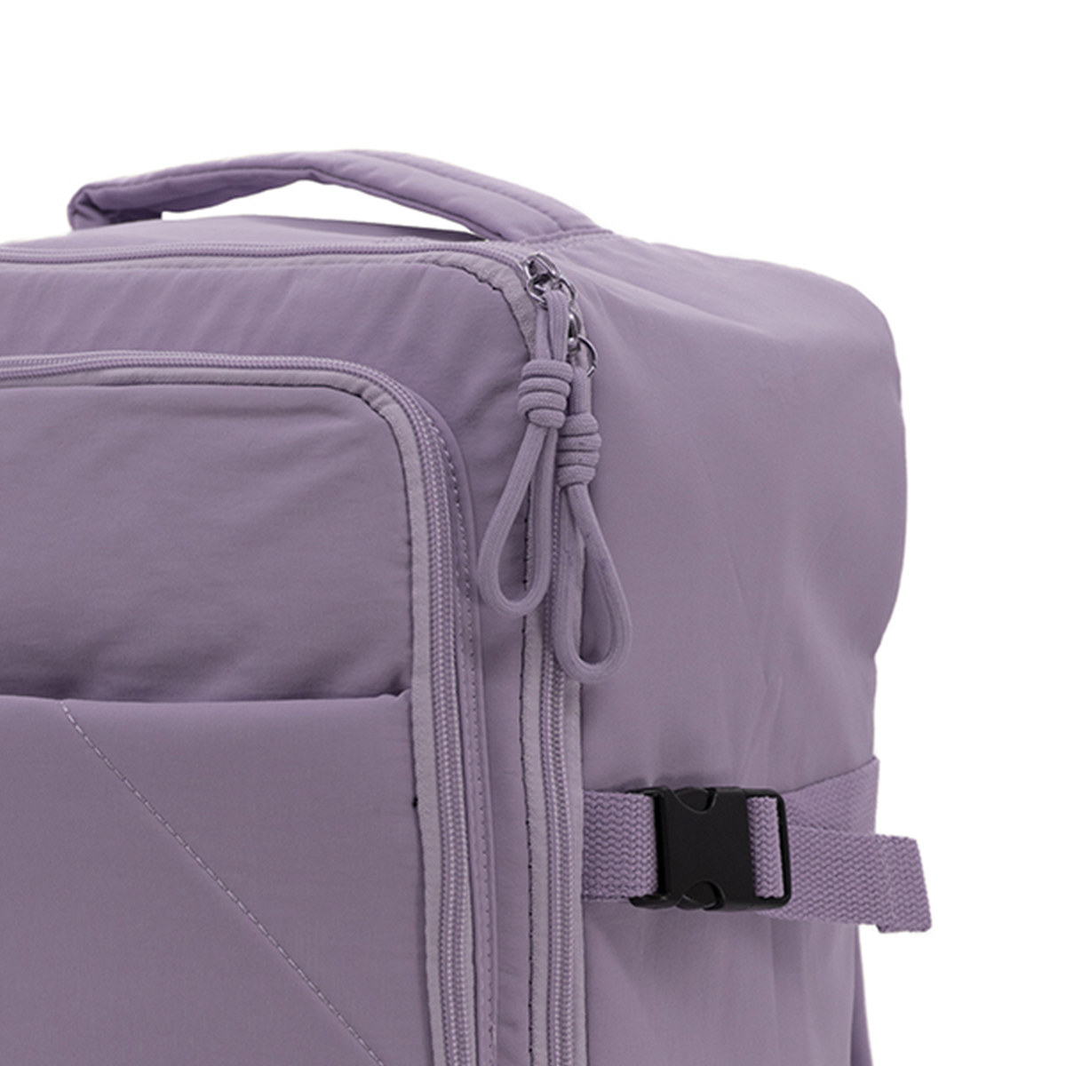 Una mochila lavanda con cremalleras, tiradores de cordón y hebilla negra.