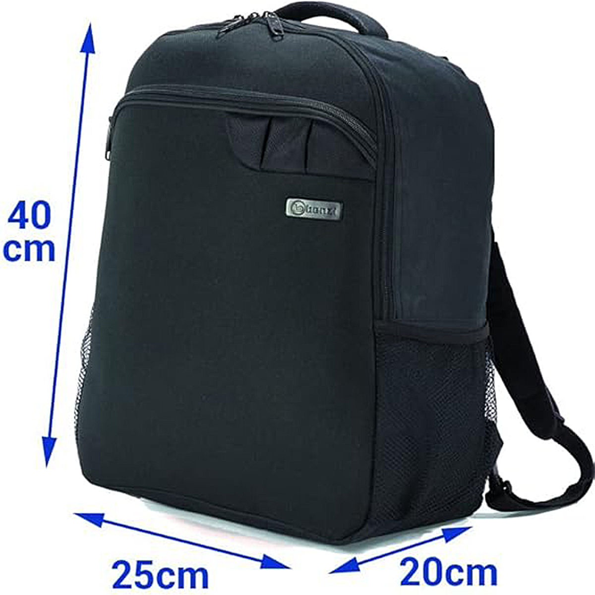 Mochila negra con bolsillo frontal con cremallera y bolsillos laterales de malla. Dimensiones: 40x25x20cm.