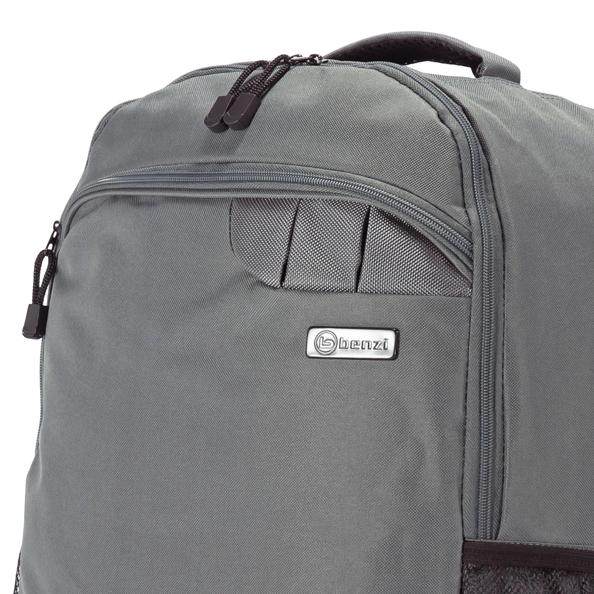 Mochila gris con cremallera, logo y asa de tela.