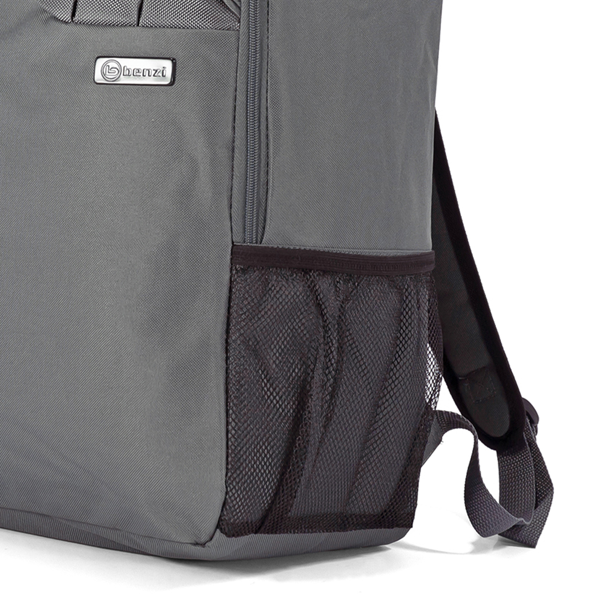 Mochila gris con bolsillo con cremallera y bolsillo lateral de malla.