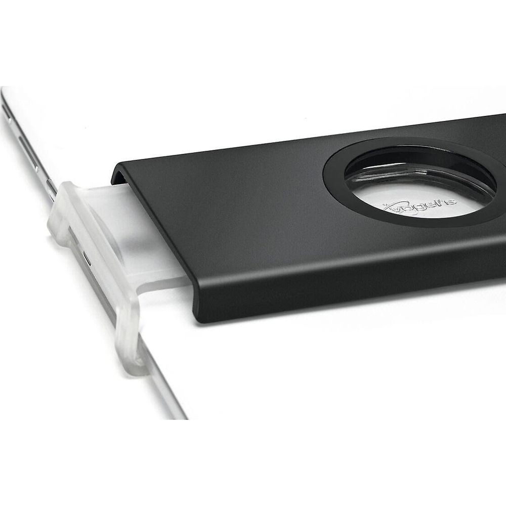 Zbliżenie czarnego uchwytu na telefon z przezroczystą wkładką trzymającą smartfon.