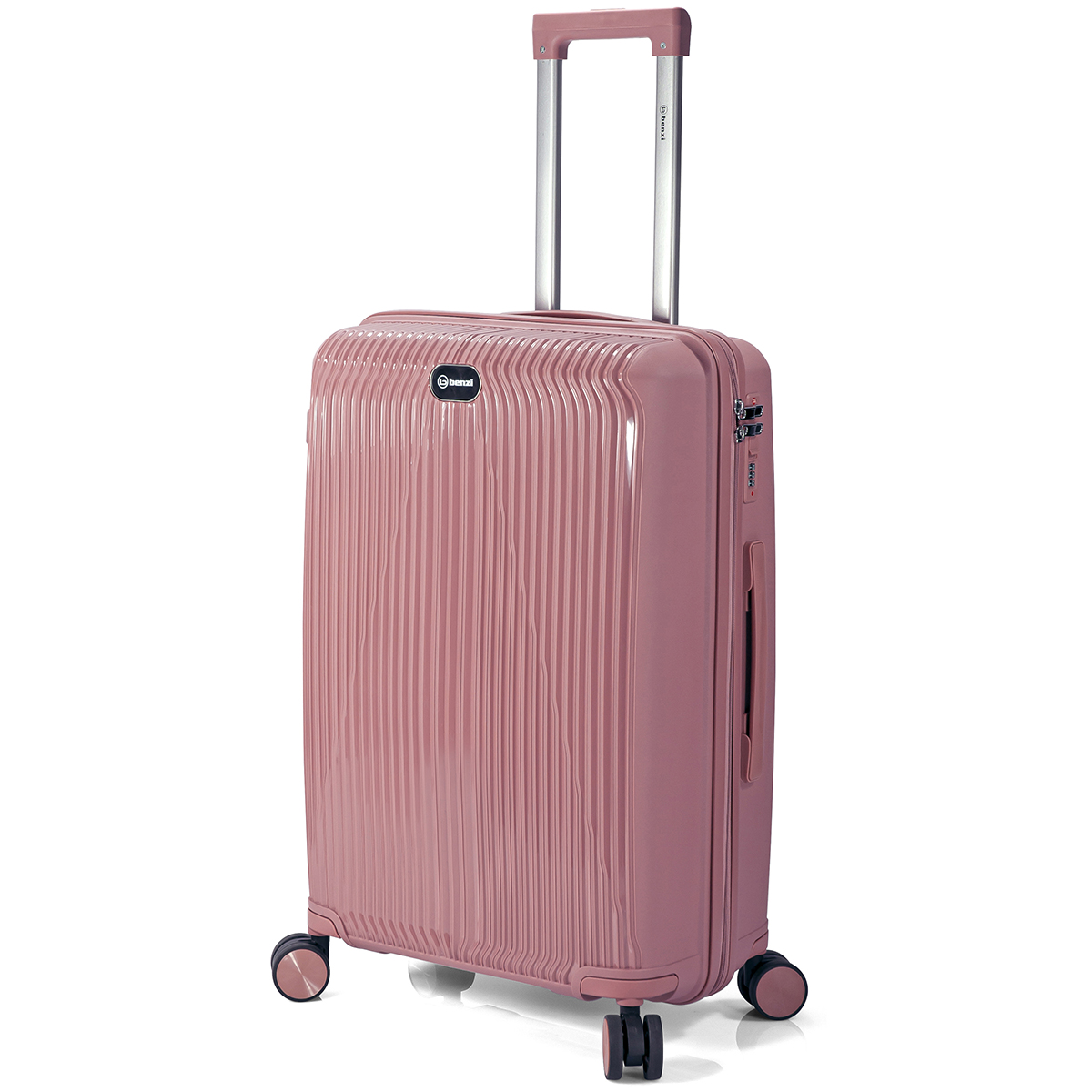 Una maleta rosa con superficie texturizada se alza sobre un fondo blanco, con un asa extendida y cuatro ruedas.