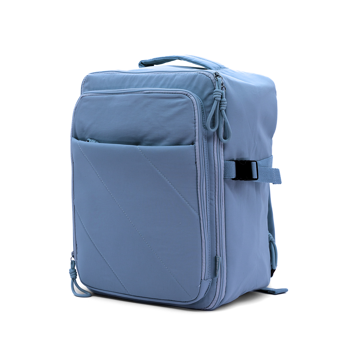 Una mochila azul con cremalleras y correas, sobre fondo blanco.