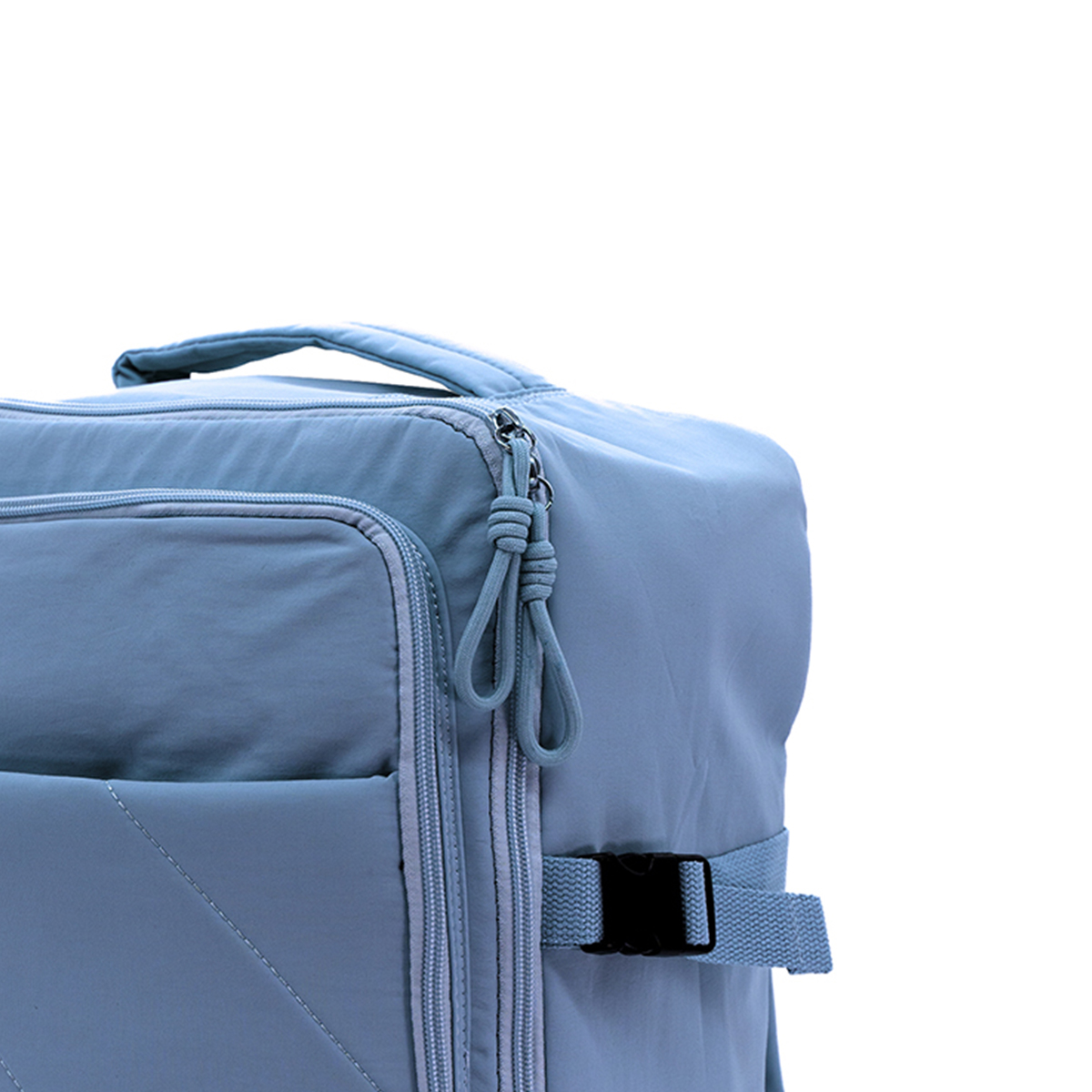 Bolsa azul claro con cremallera y asa. Fondo blanco.