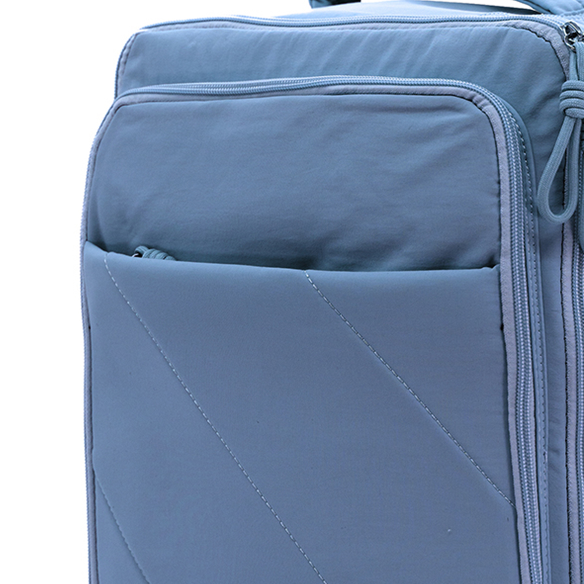 Primer plano de una bolsa azul con cremalleras y detalles de costura.