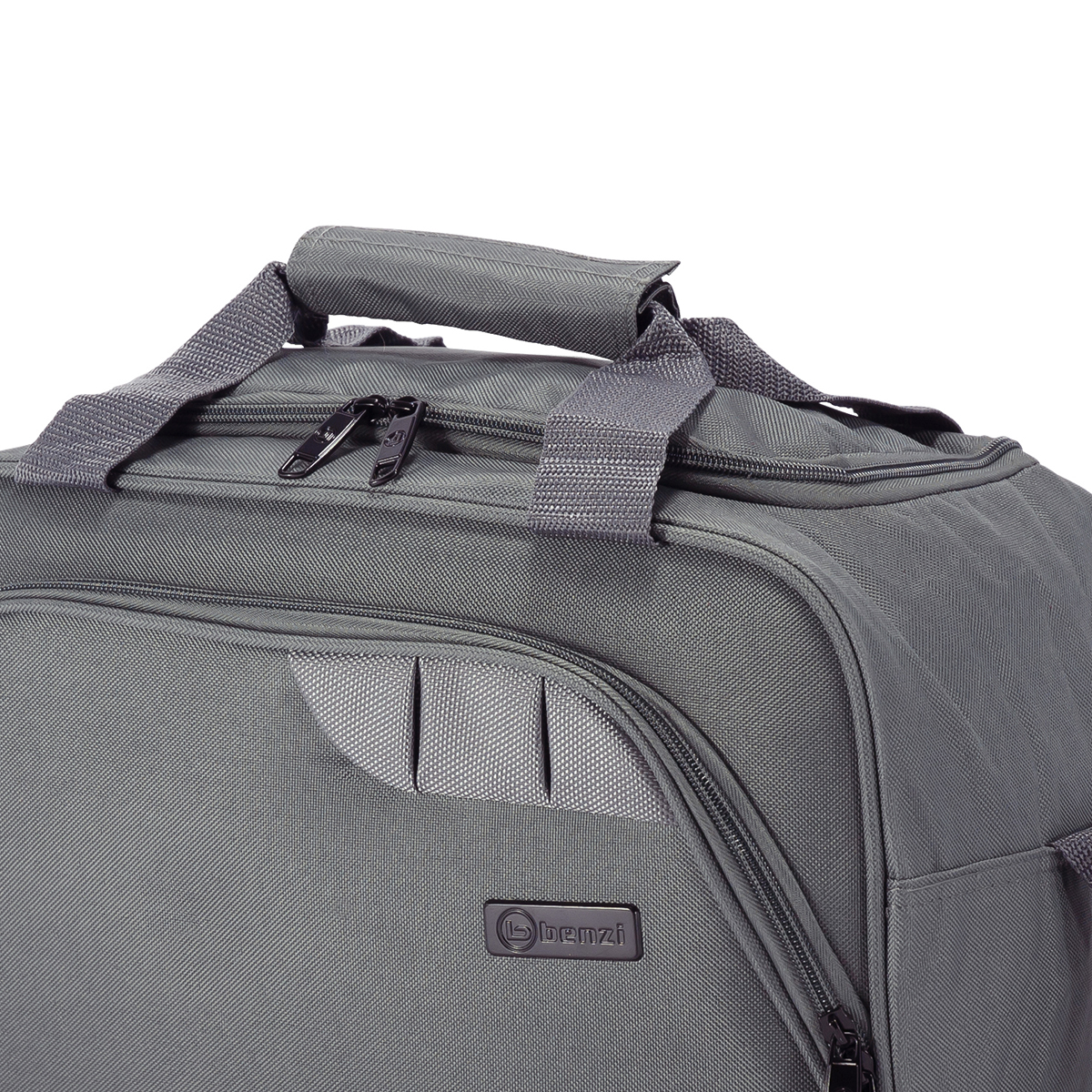 Bolsa de viaje gris con asa y cremalleras, logo delante.