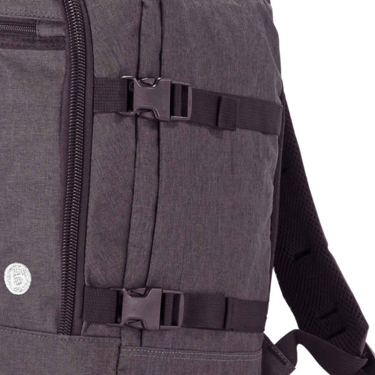 Primer plano de una mochila gris con hebillas y correas negras.
