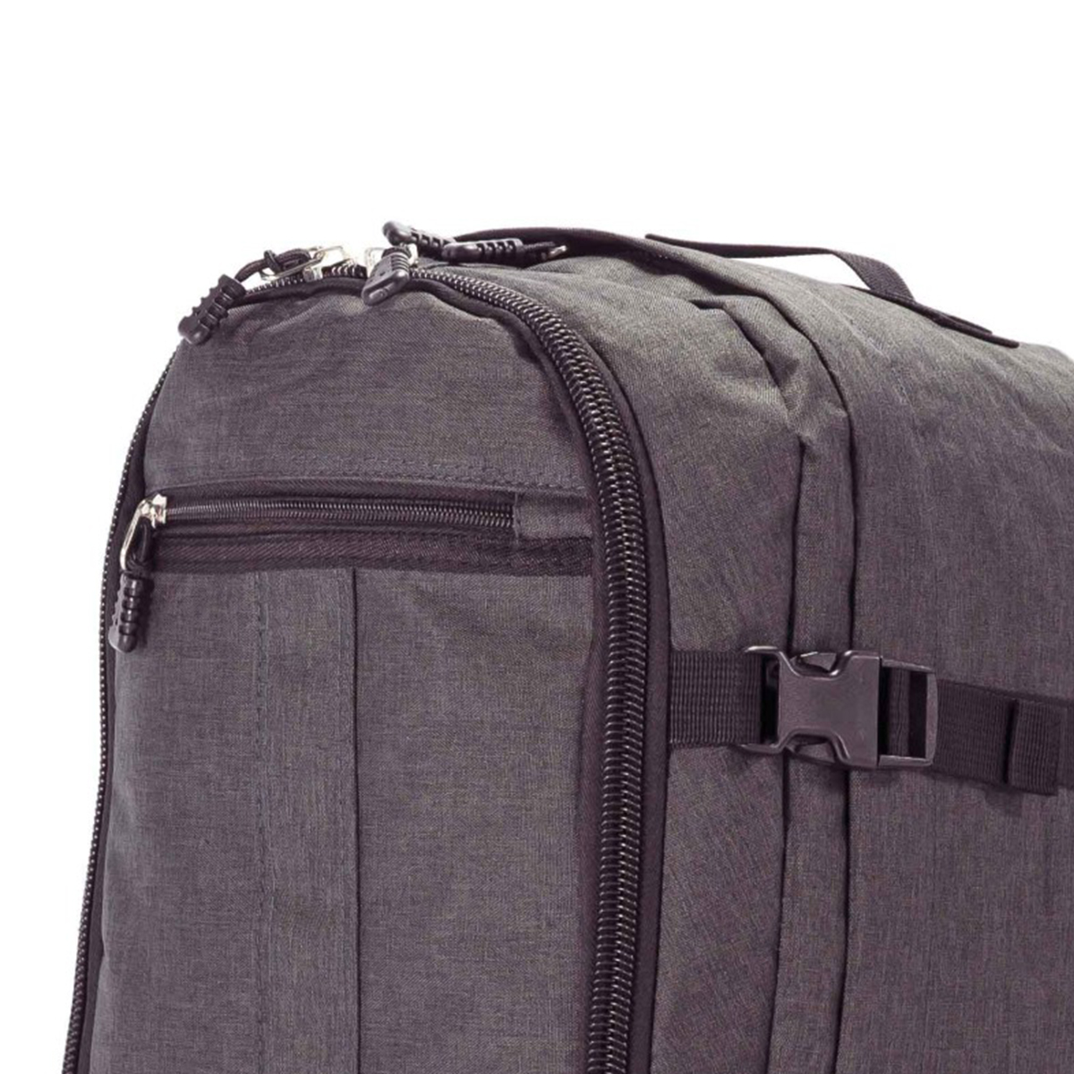 Mochila gris oscura con cremalleras y hebilla.
