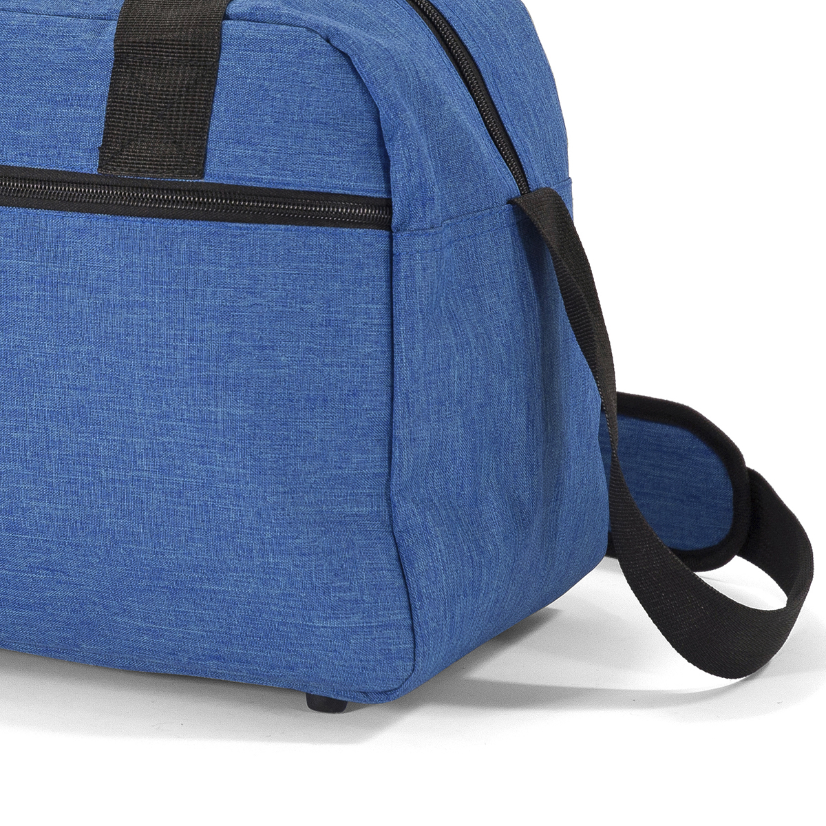Bolso azul con correa y cremallera negras.