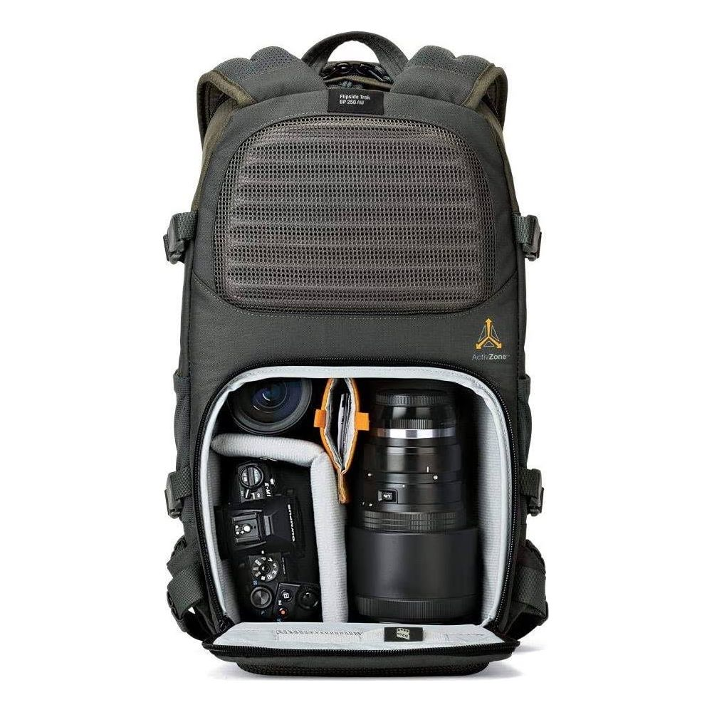 Un sac à dos avec compartiment ouvert, contenant un appareil photo et des objectifs.