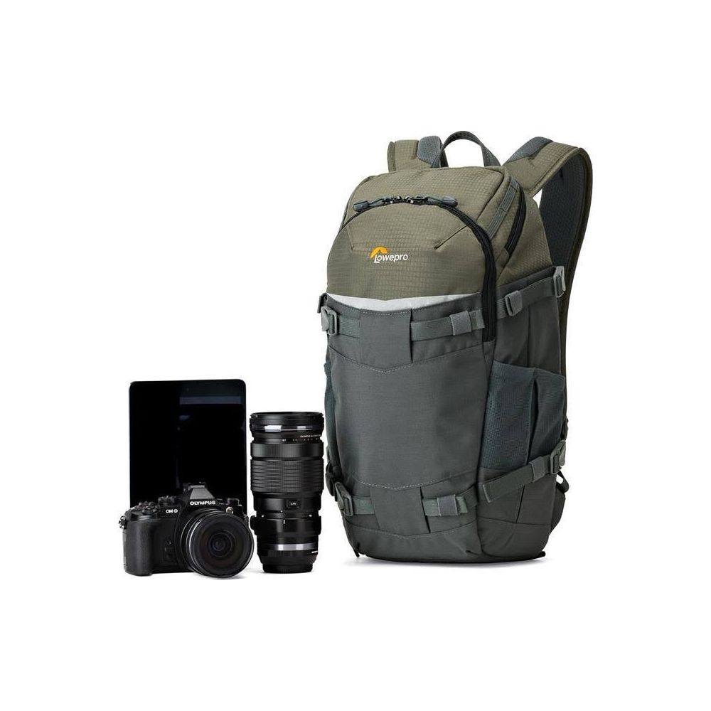 Sac à dos appareil photo vert et gris avec appareil, objectif et tablette à côté.