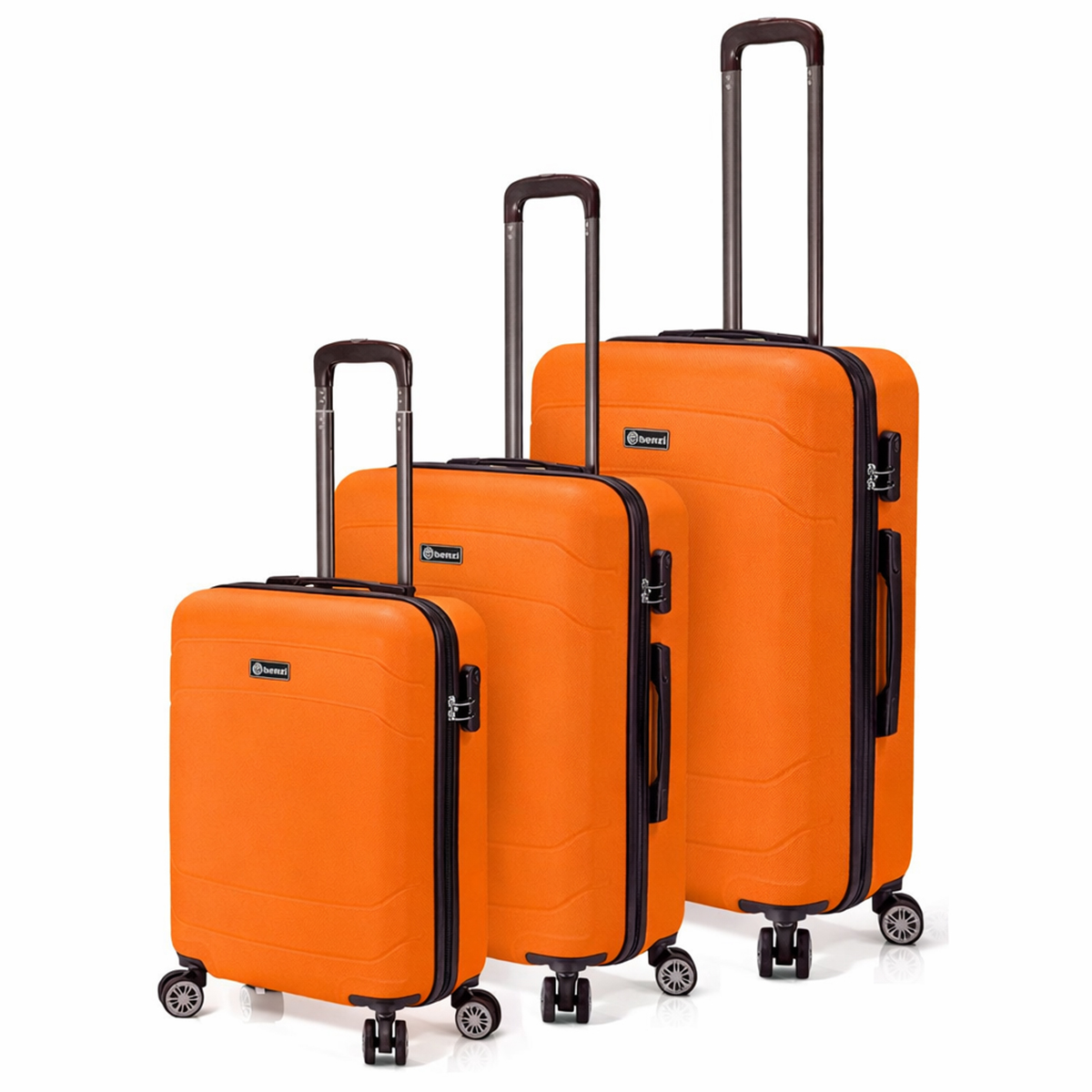 Tres maletas naranjas de diferentes tamaños con asas extensibles.