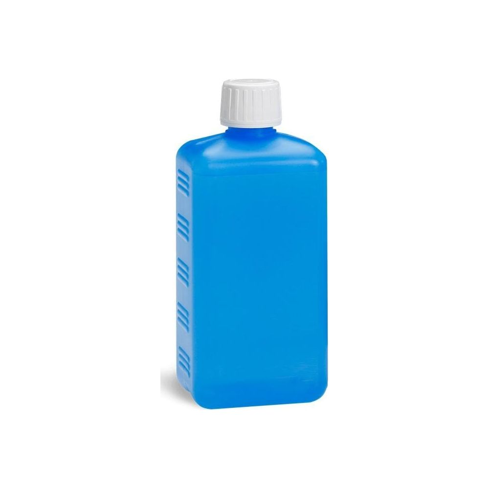 Eine blaue Plastikflasche mit weißem Schraubverschluss steht auf weißem Hintergrund.