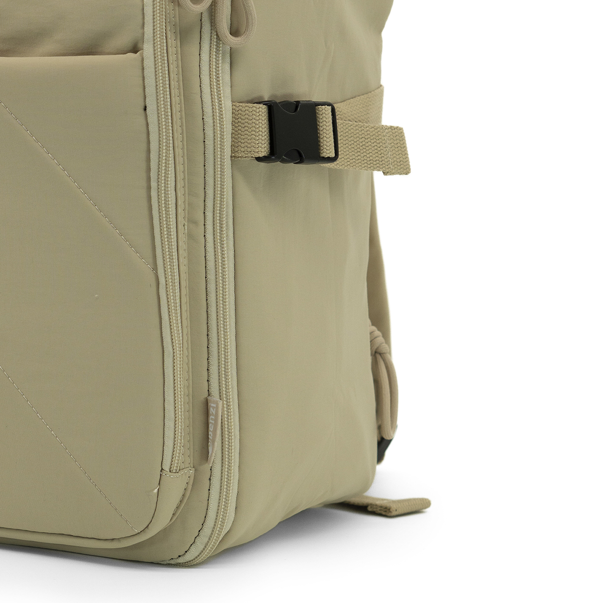 Una bolsa beige con cremalleras y una correa con hebilla negra.