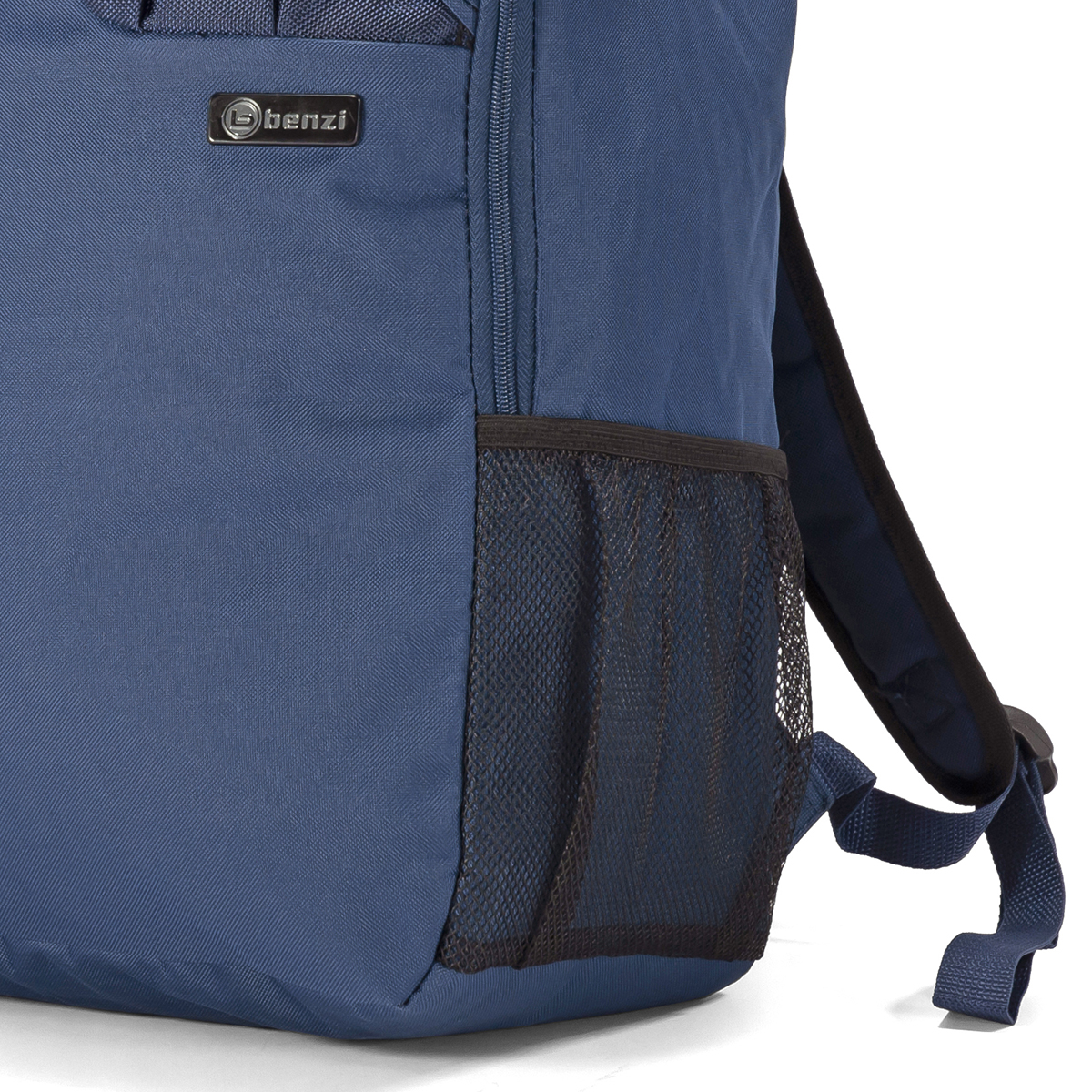 Primer plano de una mochila azul con bolsillo lateral de malla y logo de marca.