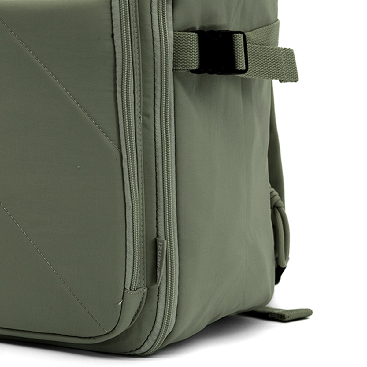 Mochila verde con cremallera y hebilla, vista de cerca.