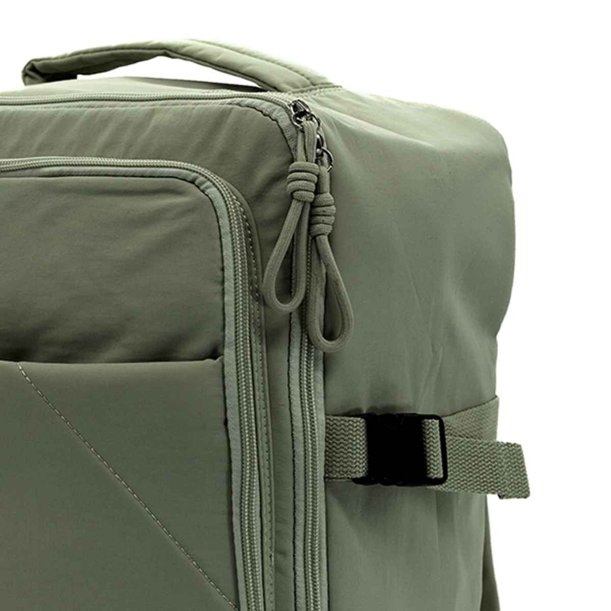 Una mochila verde oliva con cremalleras y una hebilla.