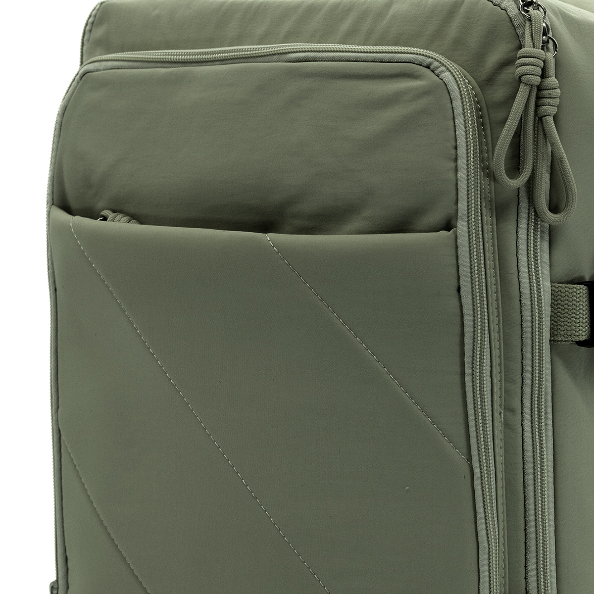 Bolsa de tela verde con cremalleras y cordones trenzados.