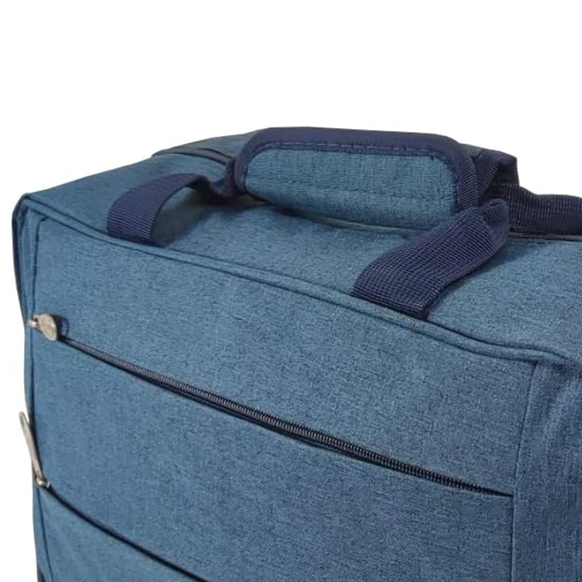 Maleta de tela azul con asas azul marino y detalle de cremallera.