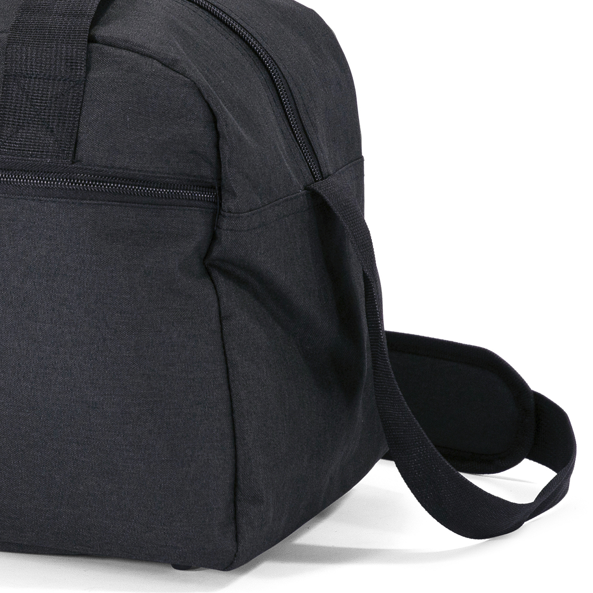Bolsa negra con cremallera y correa sobre fondo blanco.