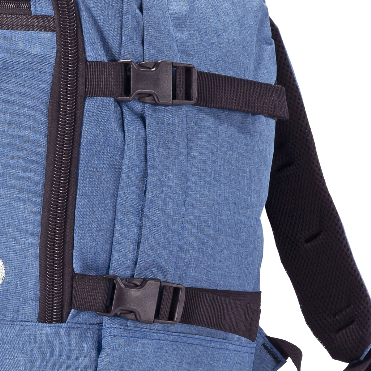 Mochila azul con hebillas y cremalleras negras.