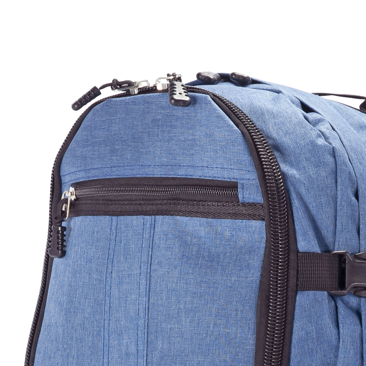 Primer plano de una mochila azul, mostrando cremalleras y correas.