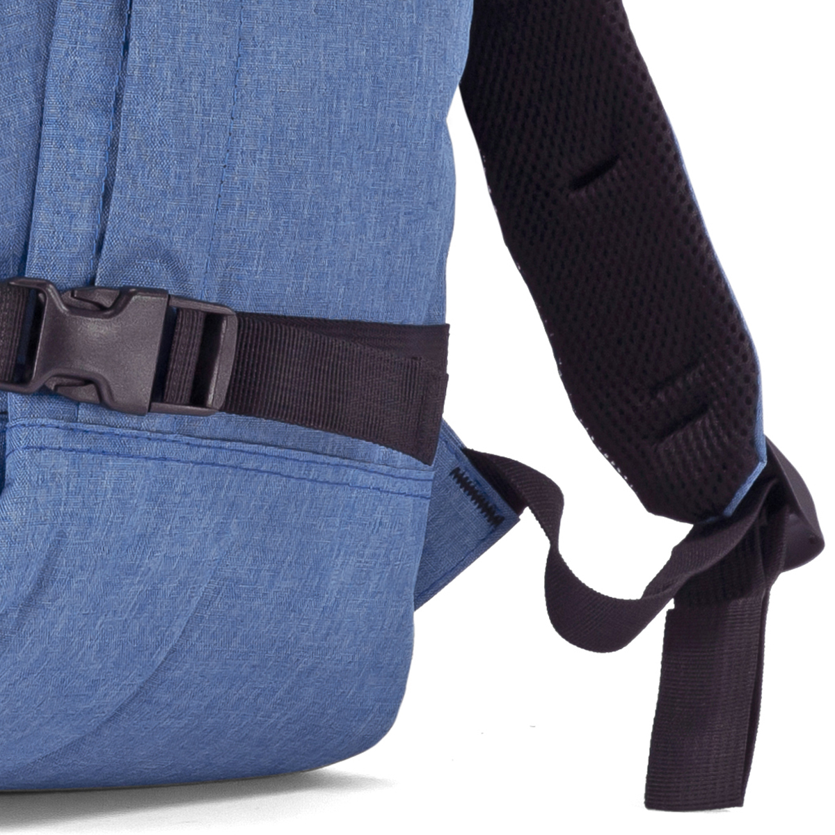 Primer plano de una mochila azul con correa y hebilla negras.