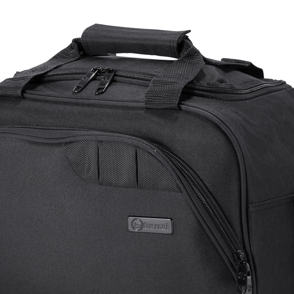 Primer plano de una bolsa de viaje negra con cremalleras y asa.