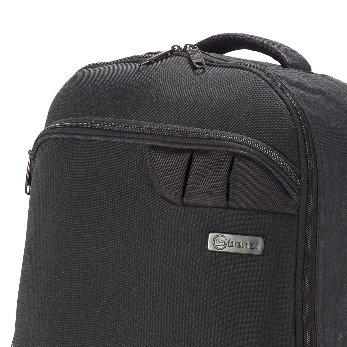 Primer plano de una mochila negra con cremalleras y un logo de Benzi.