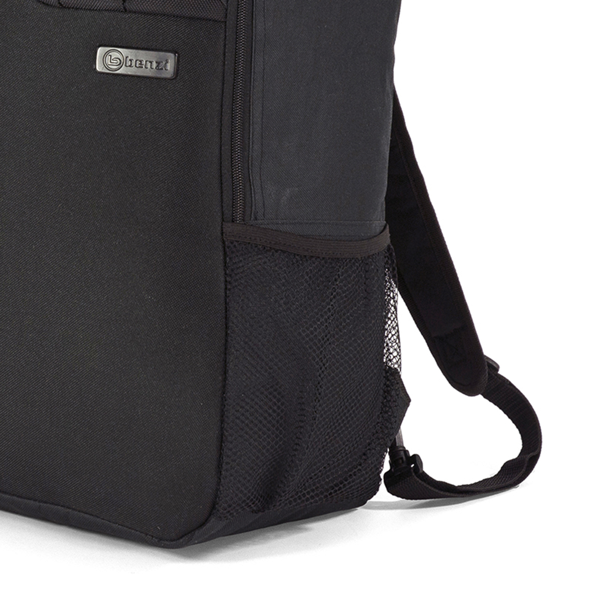 Primer plano de una mochila negra con logo plateado. Se ve bolsillo lateral de malla.