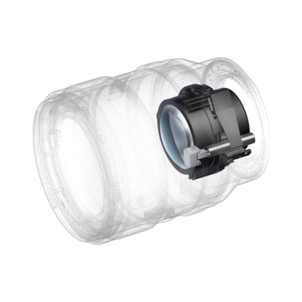 Zbliżenie obiektywu aparatu z widocznym mechanizmem wewnętrznym.