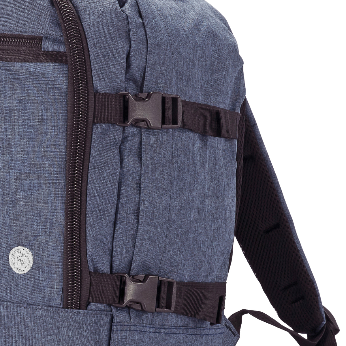 Primer plano de una mochila azul con cremallera y hebillas.