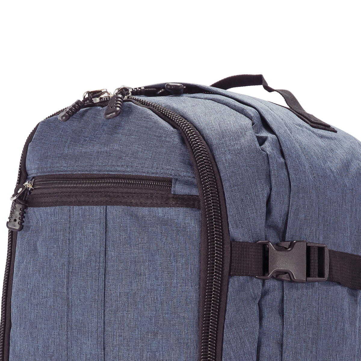 Mochila azul con cremalleras y hebilla.