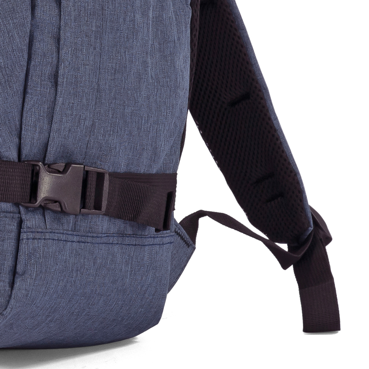 Mochila azul con correa oscura y hebilla, fondo blanco.