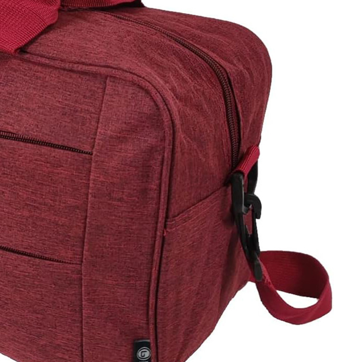 Primer plano de una bolsa de lona roja con cremallera y accesorio de correa.