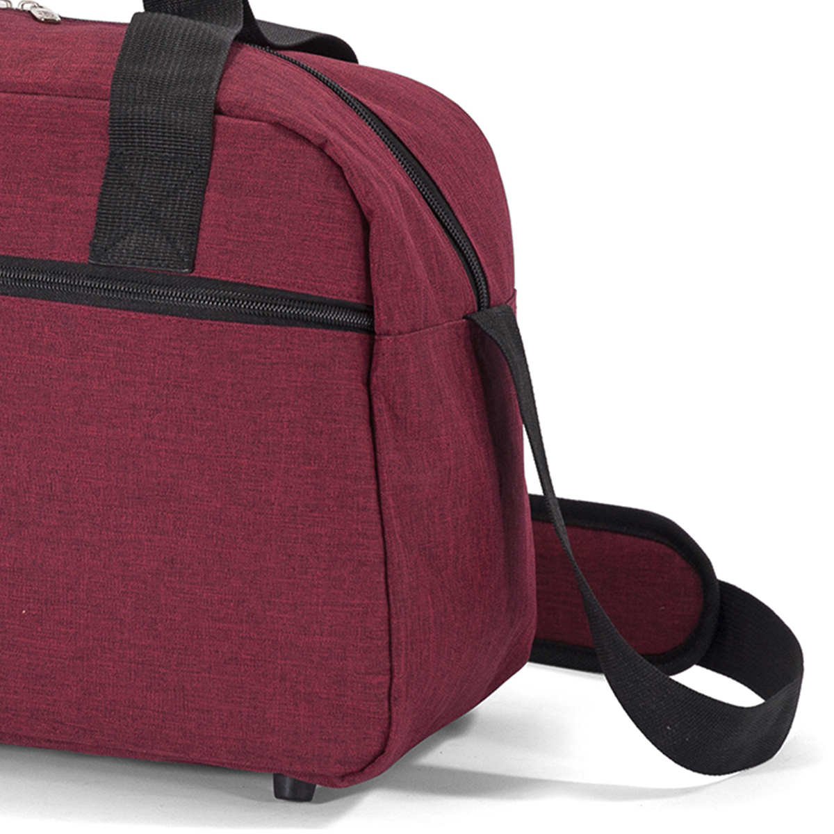 Bolso de lona color burdeos con correas y cremalleras negras.