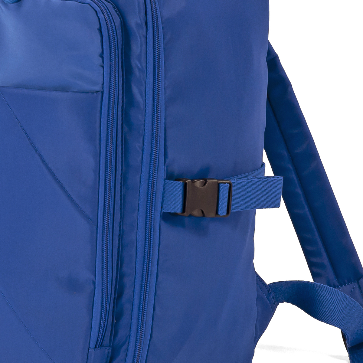 Mochila azul con cremalleras y hebilla.
